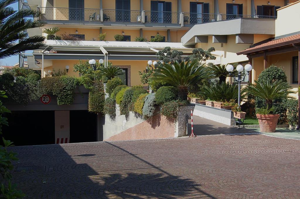 โรงแรมริสโตรันเต โดนาโต เอสอาร์แอล Calvizzano ภายนอก รูปภาพ