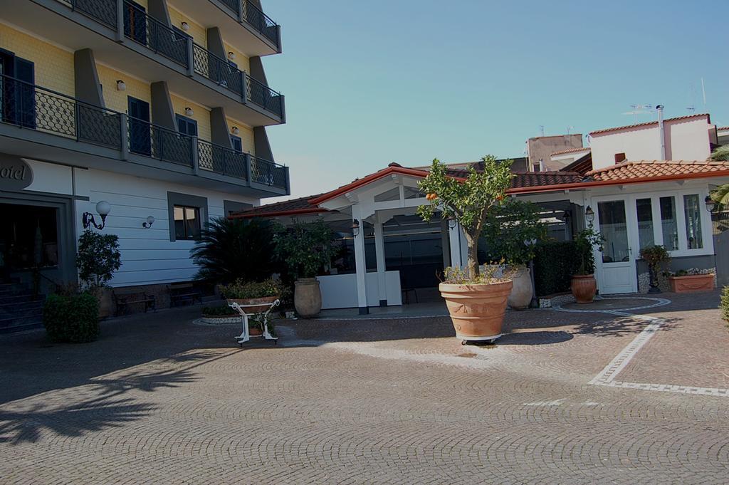 โรงแรมริสโตรันเต โดนาโต เอสอาร์แอล Calvizzano ภายนอก รูปภาพ