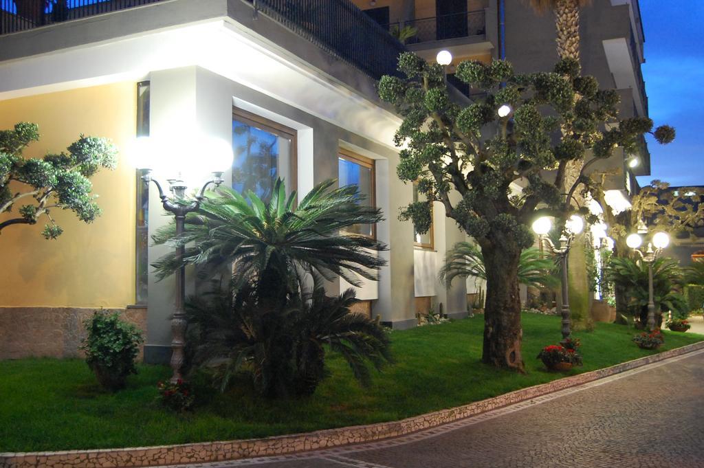 โรงแรมริสโตรันเต โดนาโต เอสอาร์แอล Calvizzano ภายนอก รูปภาพ